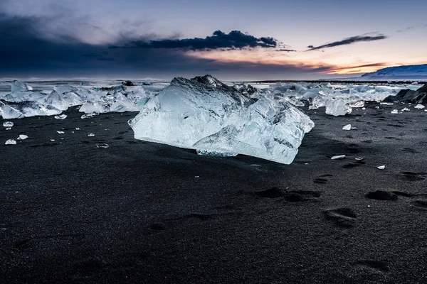 Isberg vid svarta stranden — Stockfoto