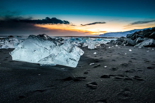 Icebergs на чорному пляжі — стокове фото