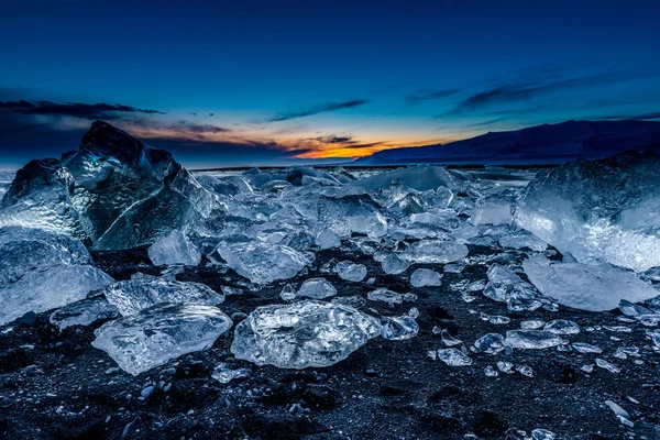 Eisberge am schwarzen Strand — Stockfoto