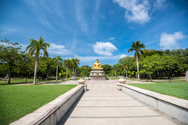 Золотая статуя Будды