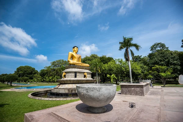 Estátua de buda dourada — Fotografia de Stock