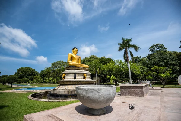 Золотая статуя Будды — стоковое фото