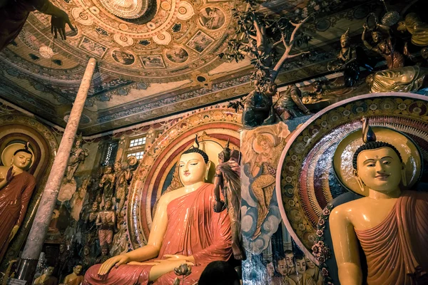 Estatua de Buda en templo —  Fotos de Stock