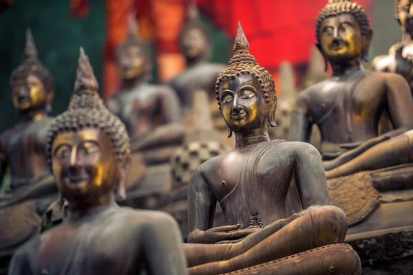 Estátuas de buddha no templo — Fotografia de Stock