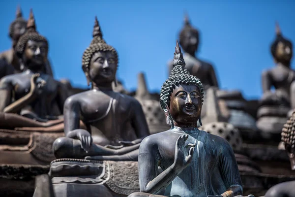 Buddha-szobrok a templomban — Stock Fotó