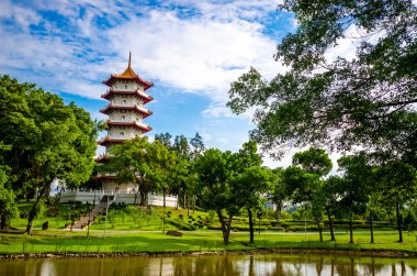 Çin bahçesinde büyük pagoda