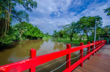 Parkta kırmızı çit