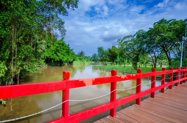 Cerca vermelha no parque — Fotografia de Stock