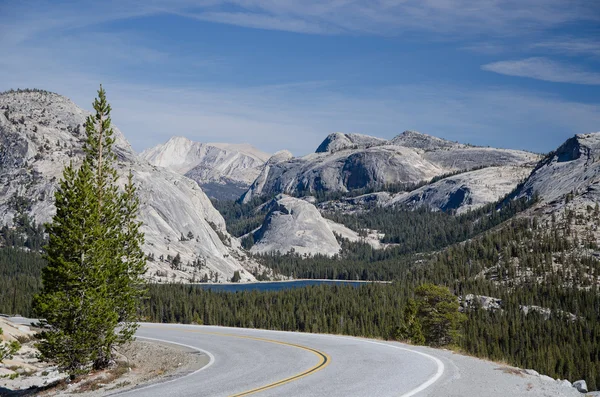 Beautiful landscape, road in mountains — Stock Photo, Image