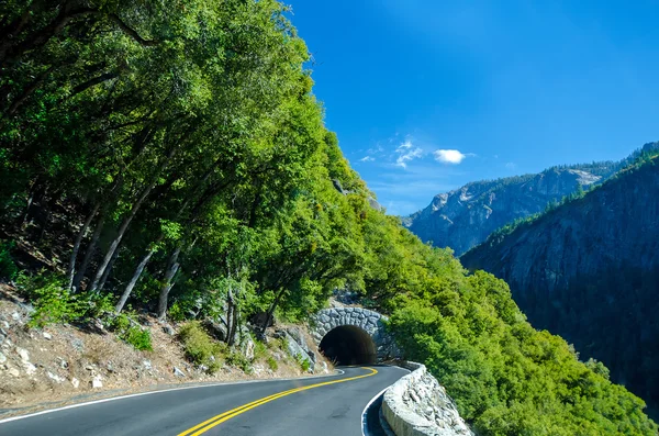 Beautiful landscape, road in mountains — Stock Photo, Image