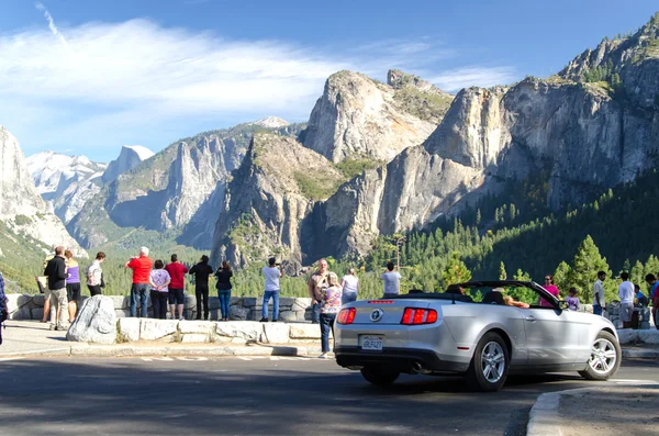 A turisták a Yosemite Nemzeti Park — Stock Fotó