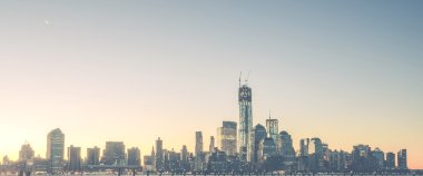 Gün doğumunda şehir silueti