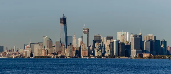 Manhattan siluetinin hudson Nehri üzerinde — Stok fotoğraf