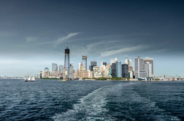 Manhattan siluetinin hudson Nehri üzerinde — Stok fotoğraf