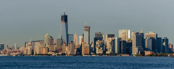 De skyline van Manhattan over rivier de hudson — Stockfoto