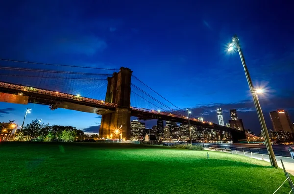New York skyline 's nachts — Stockfoto