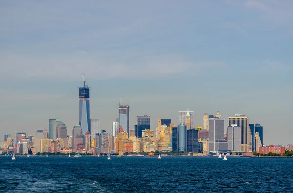 Manhattan skyline över Hudsonfloden — Stockfoto