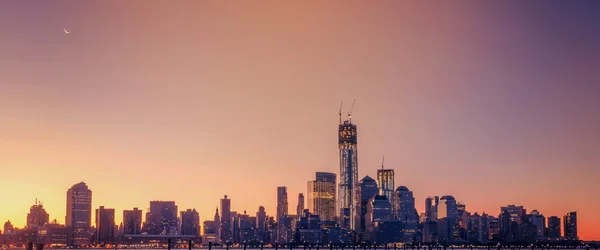 Skyline della città all'alba — Foto Stock