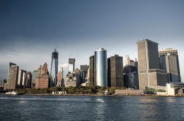 De skyline van Manhattan over rivier de hudson — Stockfoto