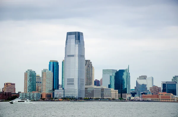 De skyline van Manhattan over rivier de hudson — Stockfoto