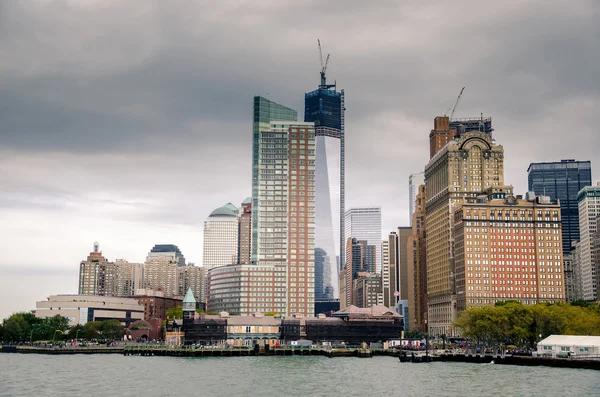 De skyline van Manhattan over rivier de hudson — Stockfoto