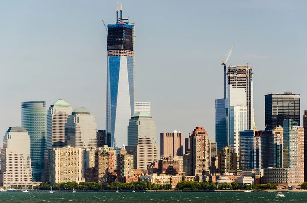 De skyline van Manhattan over rivier de hudson — Stockfoto