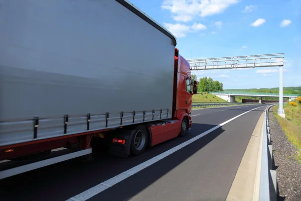 Vrachtwagenvervoer op de weg — Stockfoto