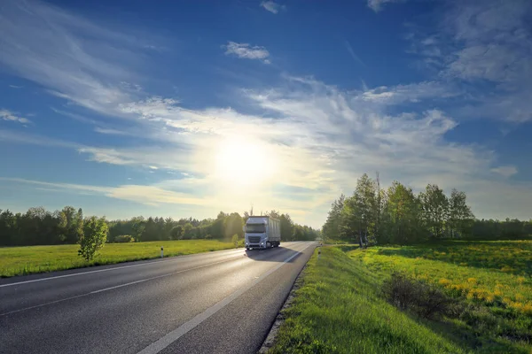 Gün batımında ve kargoda kamyon nakliyesi 