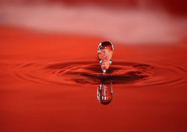 Caer en gotitas de agua —  Fotos de Stock