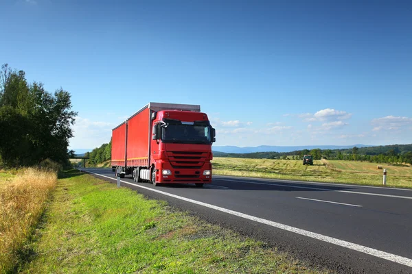 Lastbil på väg — Stockfoto