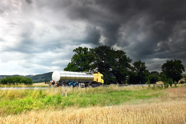 Lastbilstransport på väg — Stockfoto