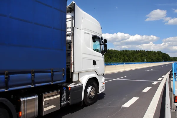 Vrachtwagenvervoer op de weg Rechtenvrije Stockfoto's