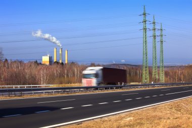 Karayolu ve fabrikada kamyon taşımacılığı