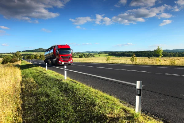 Transporte de camiones en la carretera — Foto de Stock
