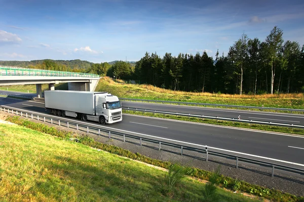 Transport samochodów ciężarowych na drodze — Zdjęcie stockowe