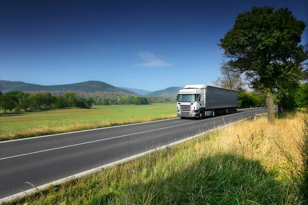 Транспорт грузовиков по дороге — стоковое фото