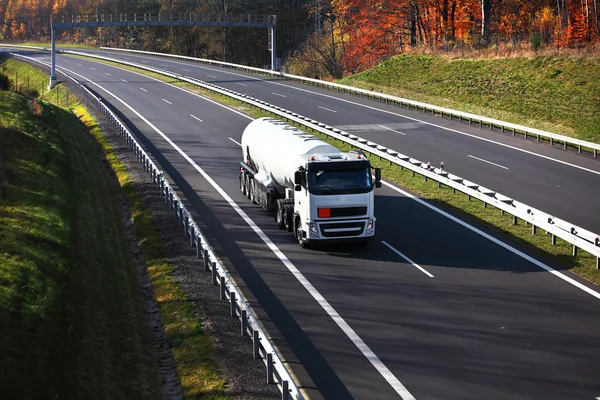 Lastbilstransport på väg — Stockfoto