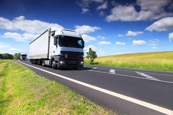 Транспорт грузовиков по дороге — стоковое фото