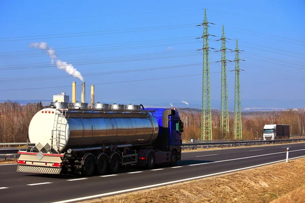 Transport samochodów ciężarowych na drodze — Zdjęcie stockowe