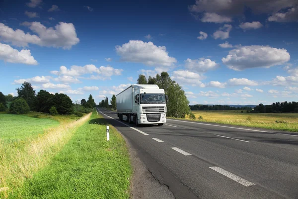 Vrachtwagenvervoer op de weg — Stockfoto