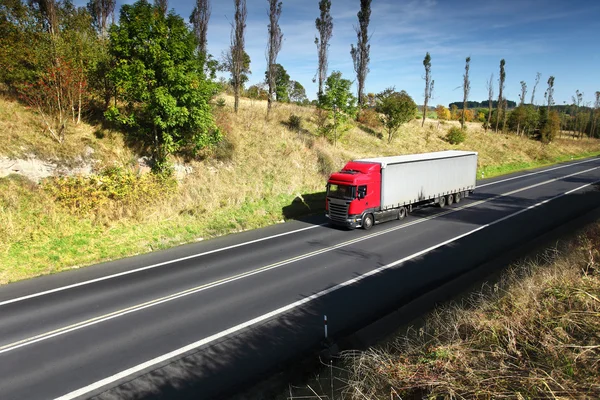 Vrachtwagenvervoer op de weg — Stockfoto