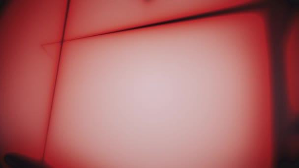 Абстрактний неоновий трикутник тунелю рух фону. Комп'ютер створив неоновий тунель трикутників, що складається з темно-червоних ліній на білому тлі. 3D візуалізація анімованого негативного 4k відео . — стокове відео