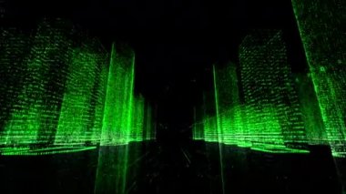 Dijital şehir modeli aracılığıyla siyah uzayda hareket eden kamera yeşil renkli semboller ve ızgaralardan oluşur. Dijital teknoloji ve fütüristik iş geçmişi. 3B görüntüleme 4k.