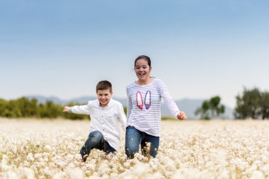 çiçekler 10 arasında oynarken