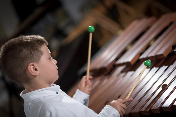 Kind 4-muziek afspelen — Stockfoto