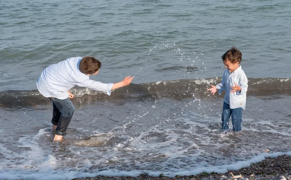 Bambini in spiaggia — Foto Stock