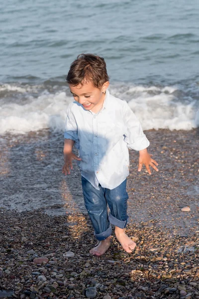 Barn på stranden – stockfoto