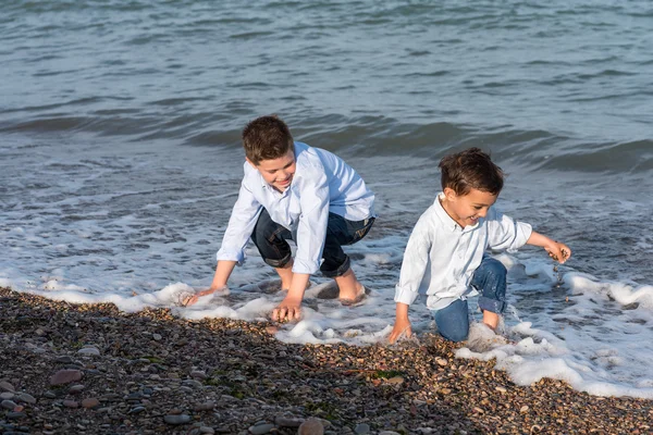 Bambini in spiaggia — Foto Stock