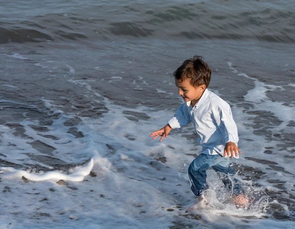 Bambini in spiaggia — Foto Stock