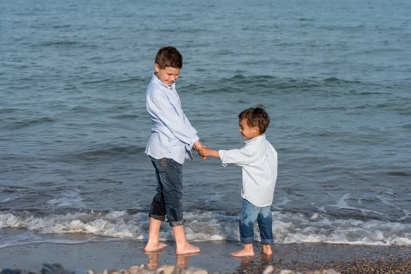 Niños en la playa — Foto de Stock